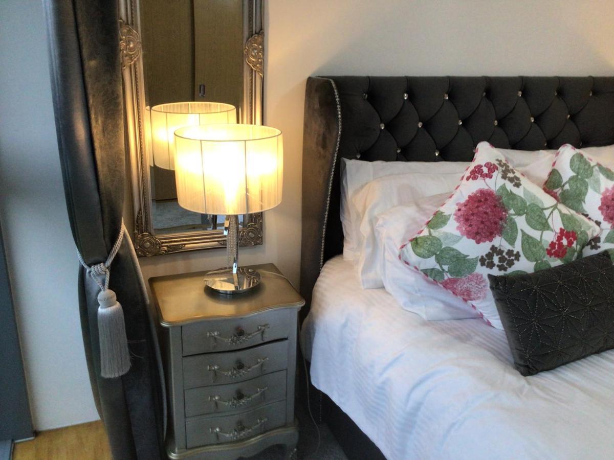 Luxurious River View Apartment With Terrace Worcester Eksteriør billede